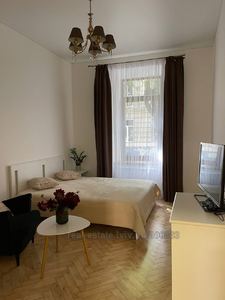 Rent an apartment, Building of the old city, Doroshenka-P-vul, Lviv, Galickiy district, id 4749154