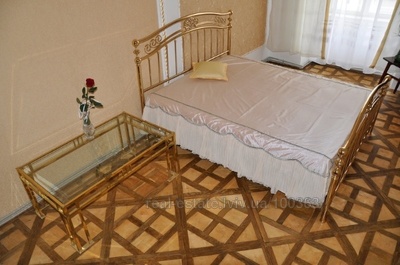 Rent an apartment, Building of the old city, Rinok-pl, 20, Lviv, Galickiy district, id 4750845